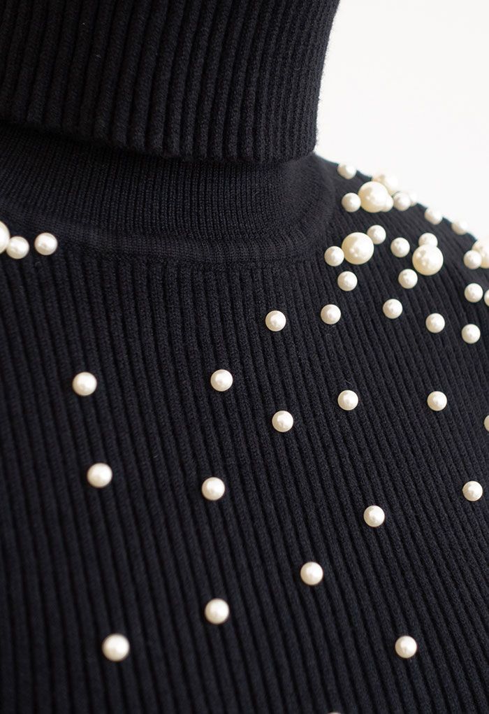 Bodycon-Strickkleid mit Perlenverzierung und Rollkragen in Schwarz