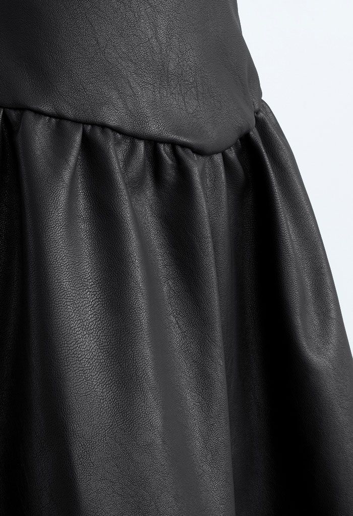 Flare Minirock aus Kunstleder mit Reißverschluss in Schwarz
