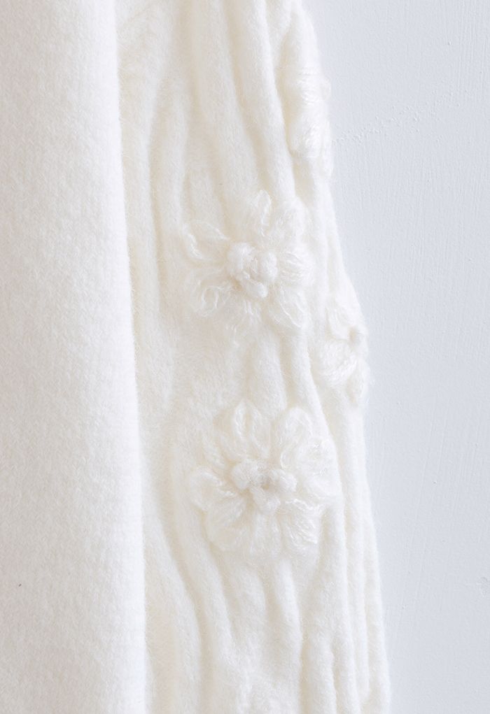 Weißer Strickpullover mit gewellten Ärmeln und Blumen