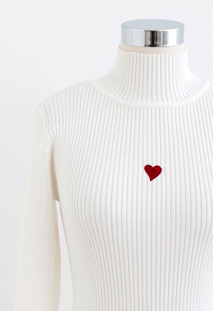 Kleines Herz – Eng anliegendes Strickoberteil in Weiß