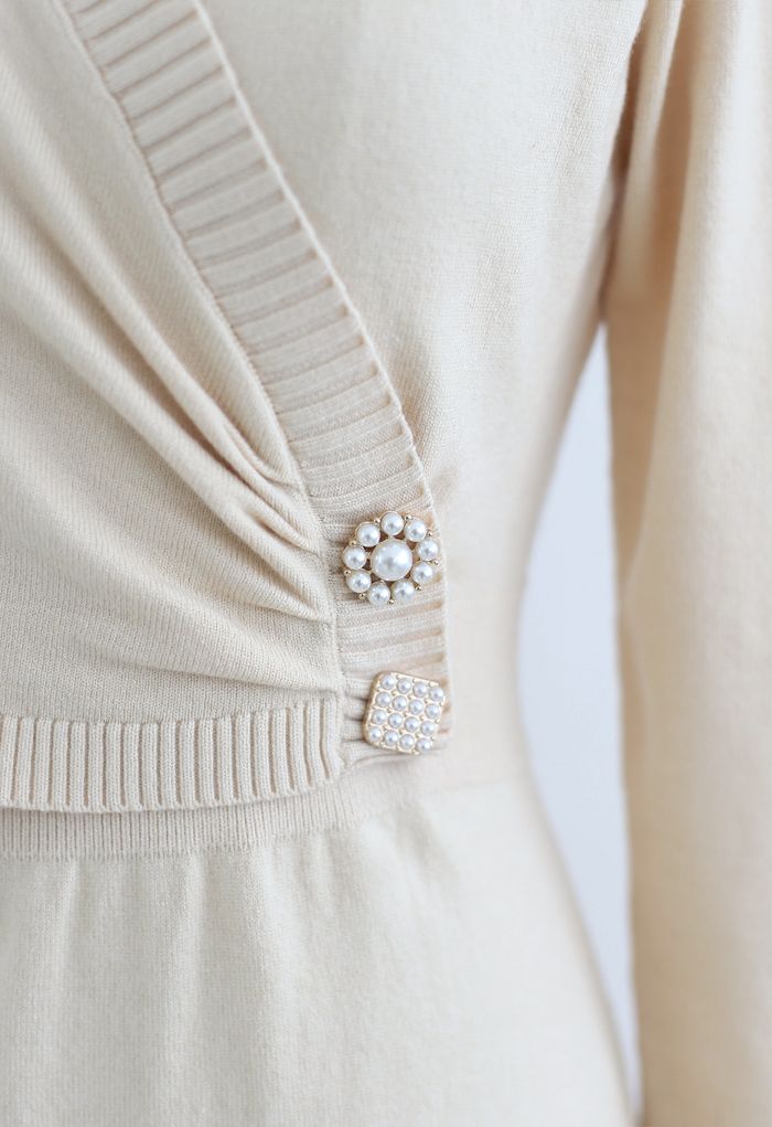 Pearl Button Wrap Strick Midi Kleid in Creme