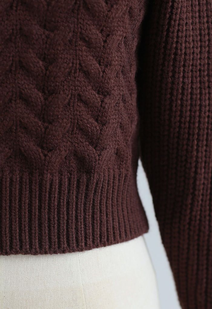 Gerippter Crop-Pullover mit eckigem Ausschnitt und Zopfmuster in Braun