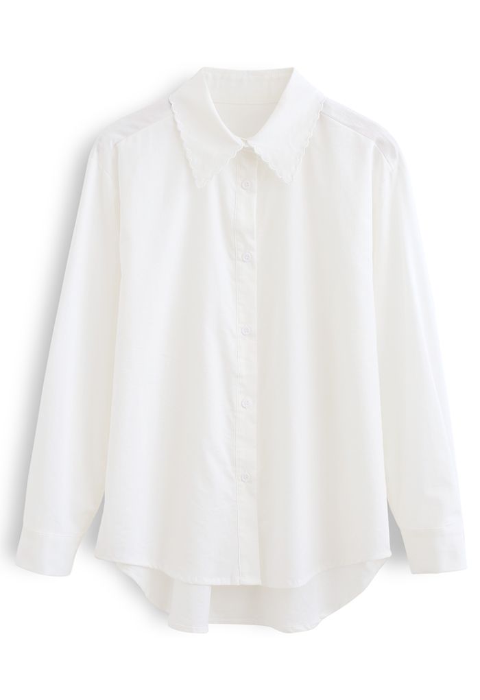 Gesticktes Hi-Lo-Hemd mit geknöpftem Kragen in Weiß
