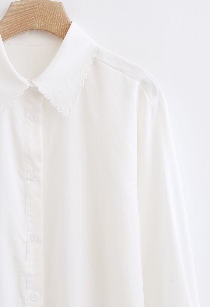 Gesticktes Hi-Lo-Hemd mit geknöpftem Kragen in Weiß