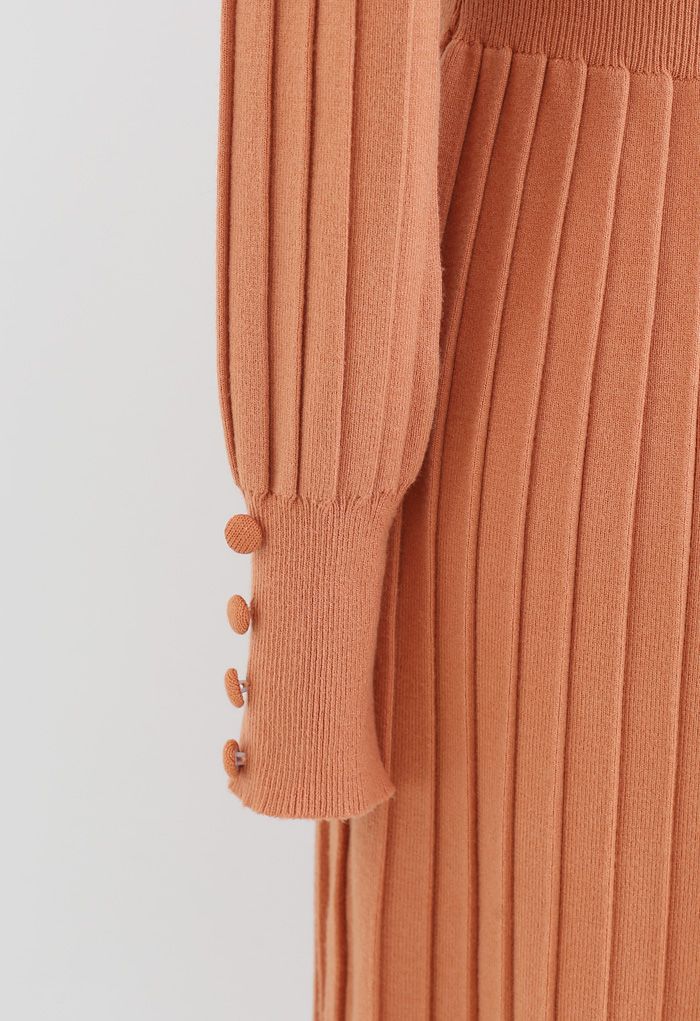 Knopf dekoriertes plissiertes Strickkleid in Orange