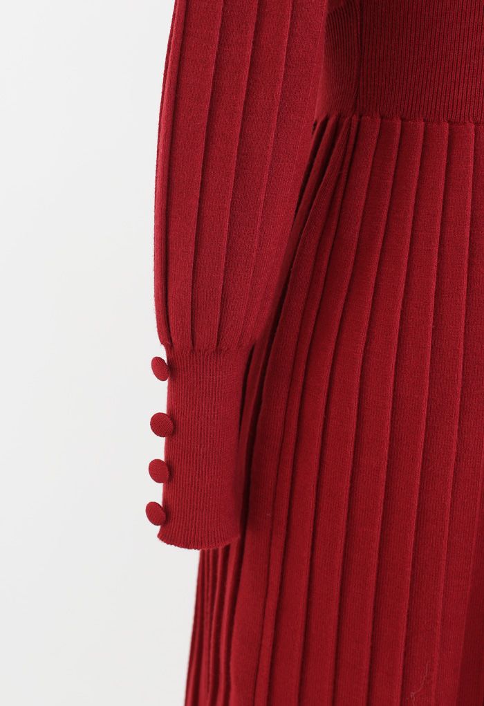 Knopf dekoriertes plissiertes Strickkleid in Rot