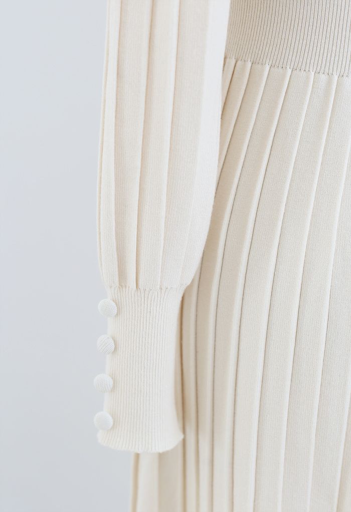 Knopf dekoriertes plissiertes Strickkleid in Creme