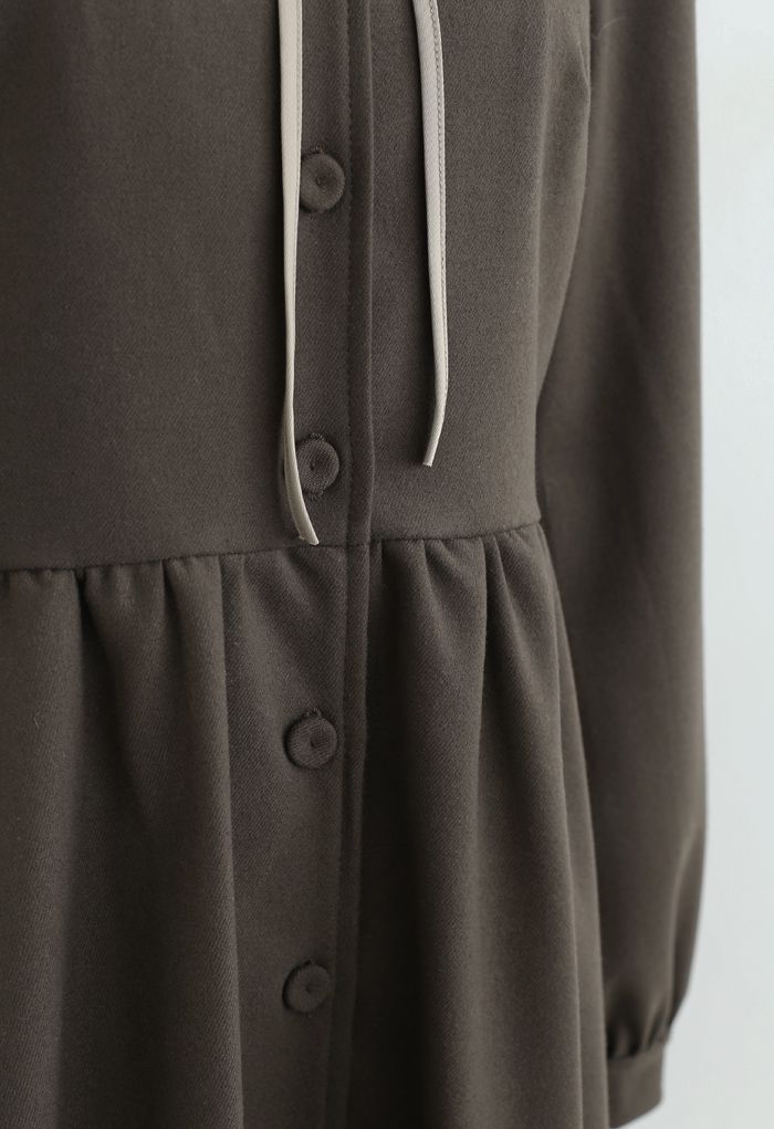 Mantelkleid mit abnehmbarem Kragen und Knopfleiste in Braun