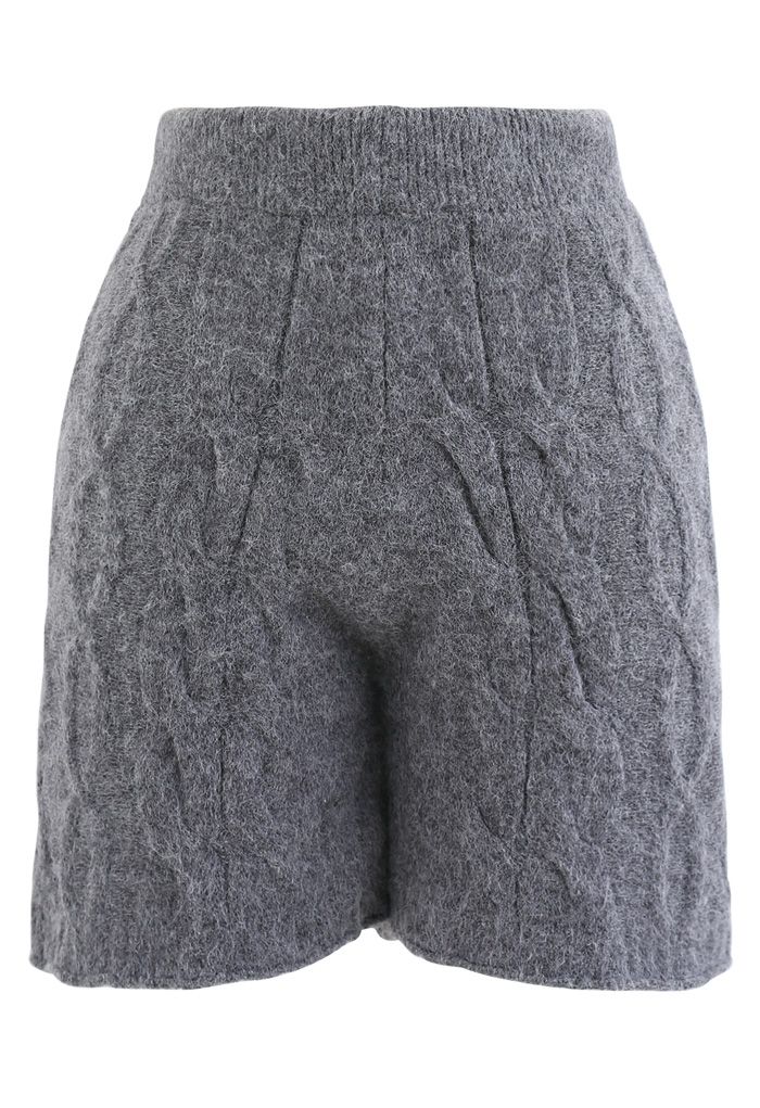 Strickpullover und Shorts in Grau