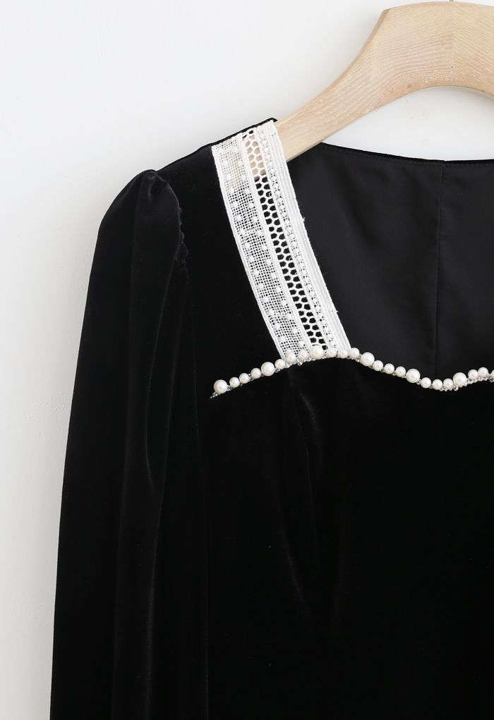 Perlen Crop Top aus Samt mit eckigem Ausschnitt in Schwarz