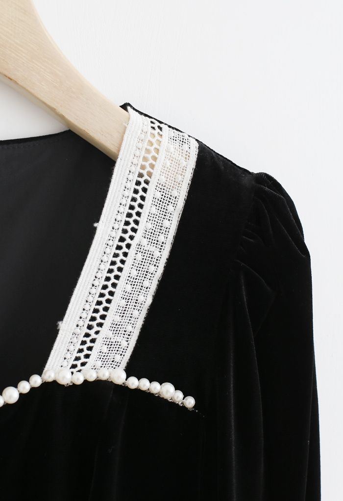 Perlen Crop Top aus Samt mit eckigem Ausschnitt in Schwarz