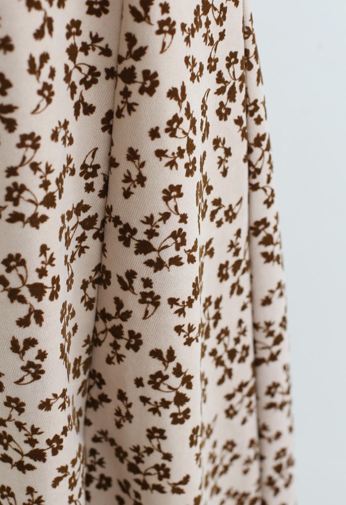 Geprägtes ärmelloses Kleid mit Floret-V-Ausschnitt aus Sand