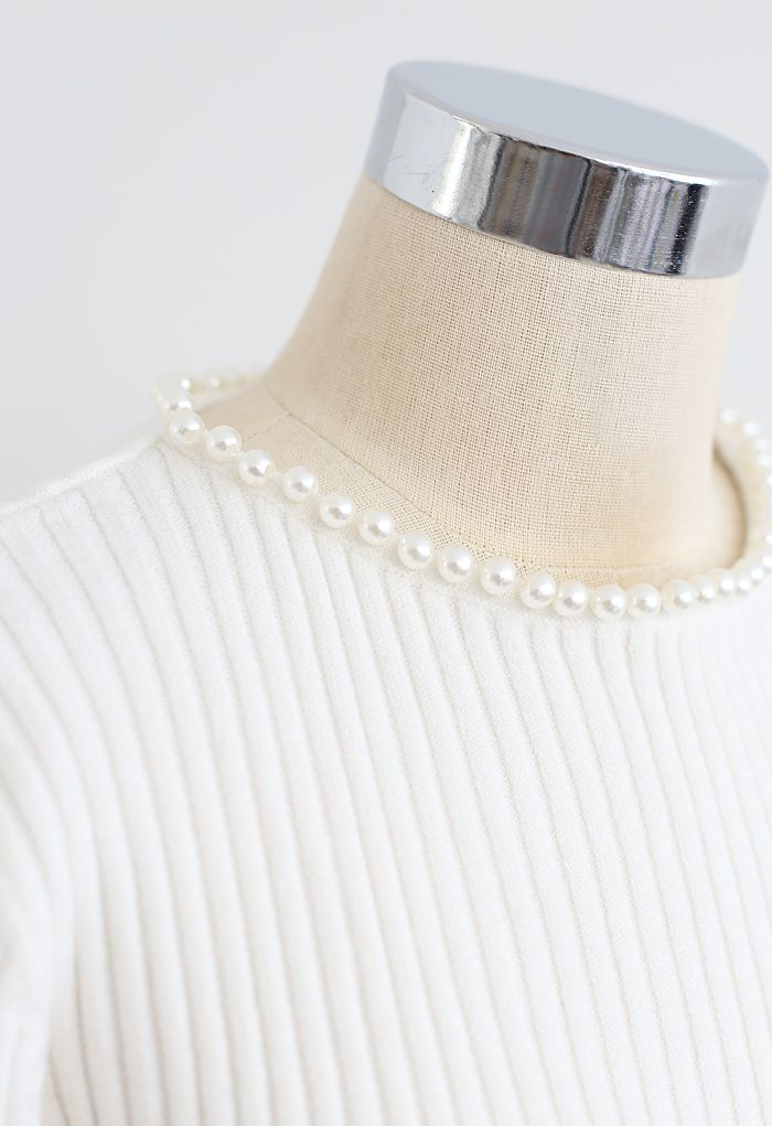 Gerippter Hi-Lo-Strickpullover mit Perlenhalsausschnitt in Weiß