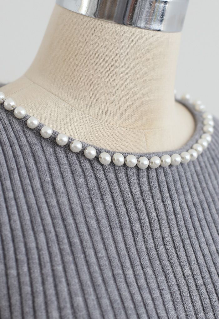 Gerippter Hi-Lo-Strickpullover mit Perlenhalsausschnitt in Grau