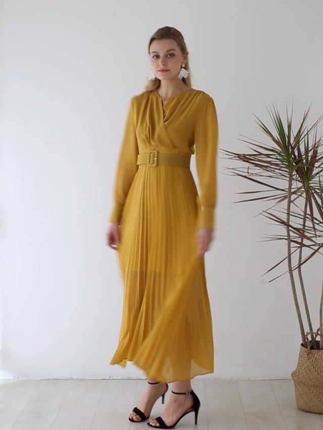 Fließendes, plissiertes Chiffon-Wickel-Maxikleid in Gelb