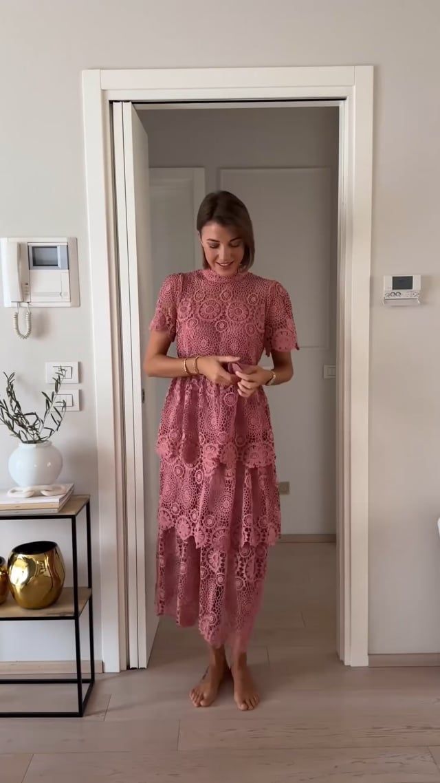 Gestuftes Maxikleid mit Cutwork-Spitze und Gürtel in Rosa