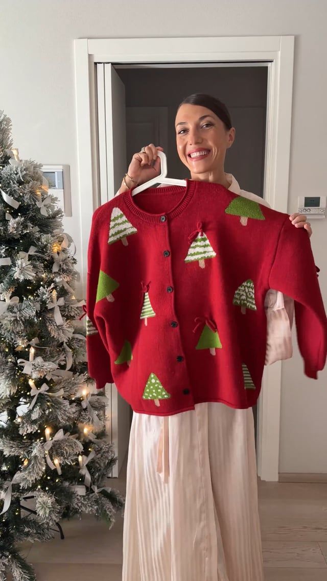 Süße Strickjacke mit 3D-Schleife und Weihnachtsbaum-Knöpfen in Rot