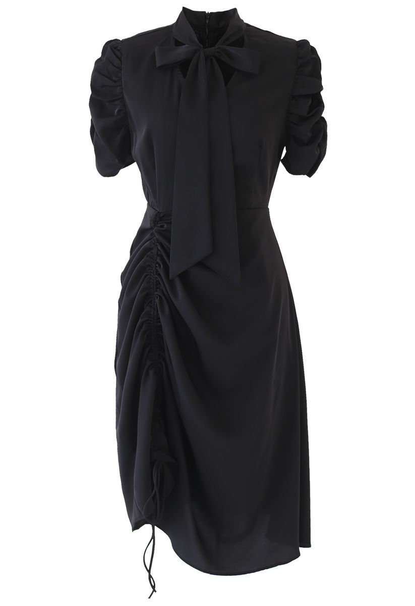Kleid mit Kordelzug und Schleifenausschnitt in Schwarz