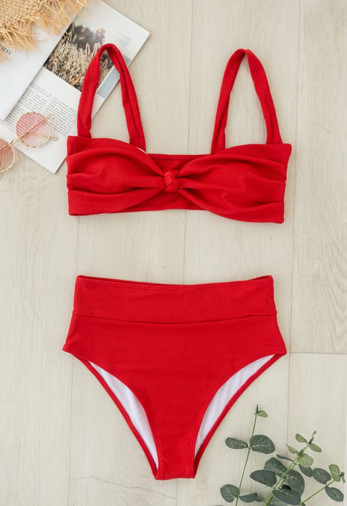 Geripptes Bikini-Set mit verdrehten Knoten vorne in Rot