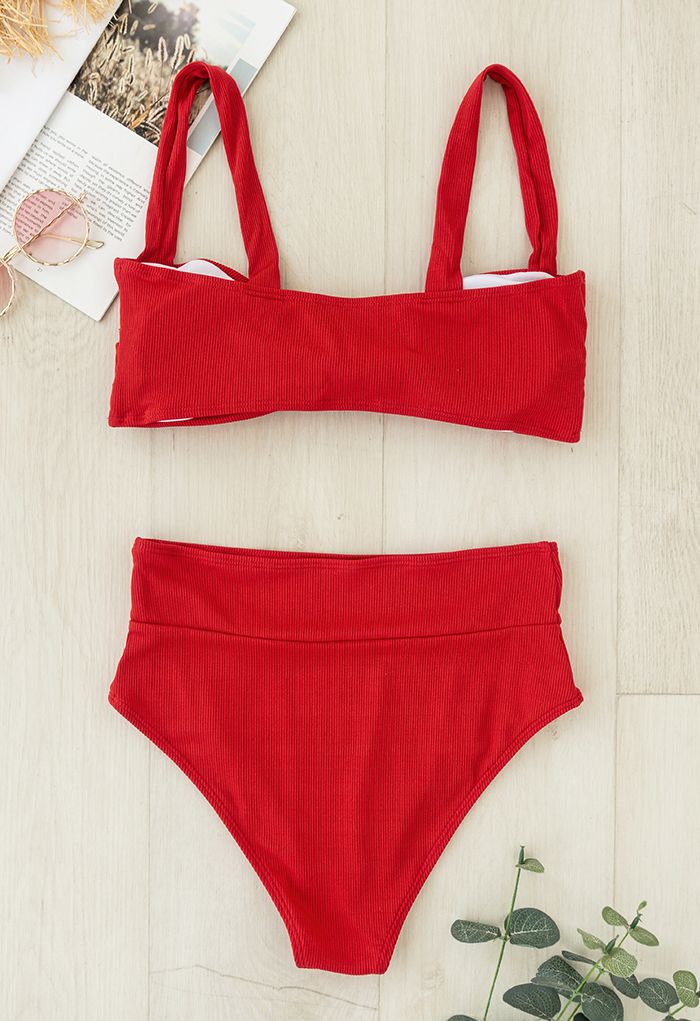 Geripptes Bikini-Set mit verdrehten Knoten vorne in Rot