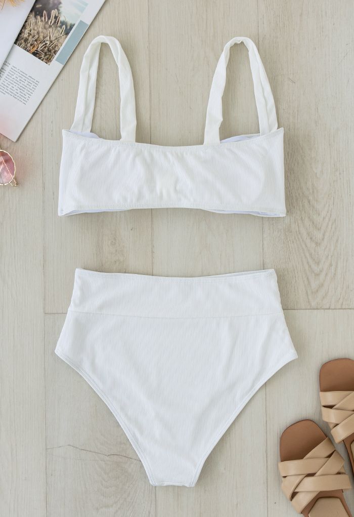 Geripptes Bikini-Set mit verdrehten Knoten vorne in Weiß