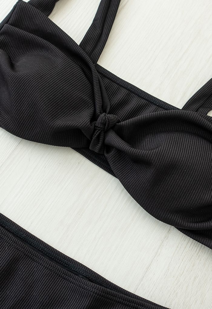 Geripptes Bikini-Set mit verdrehten Knoten vorne in Schwarz