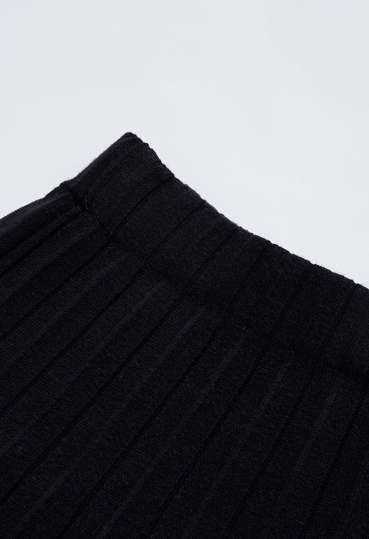 Gepunkteter, plissierter Strickrock mit Farbblock in Schwarz