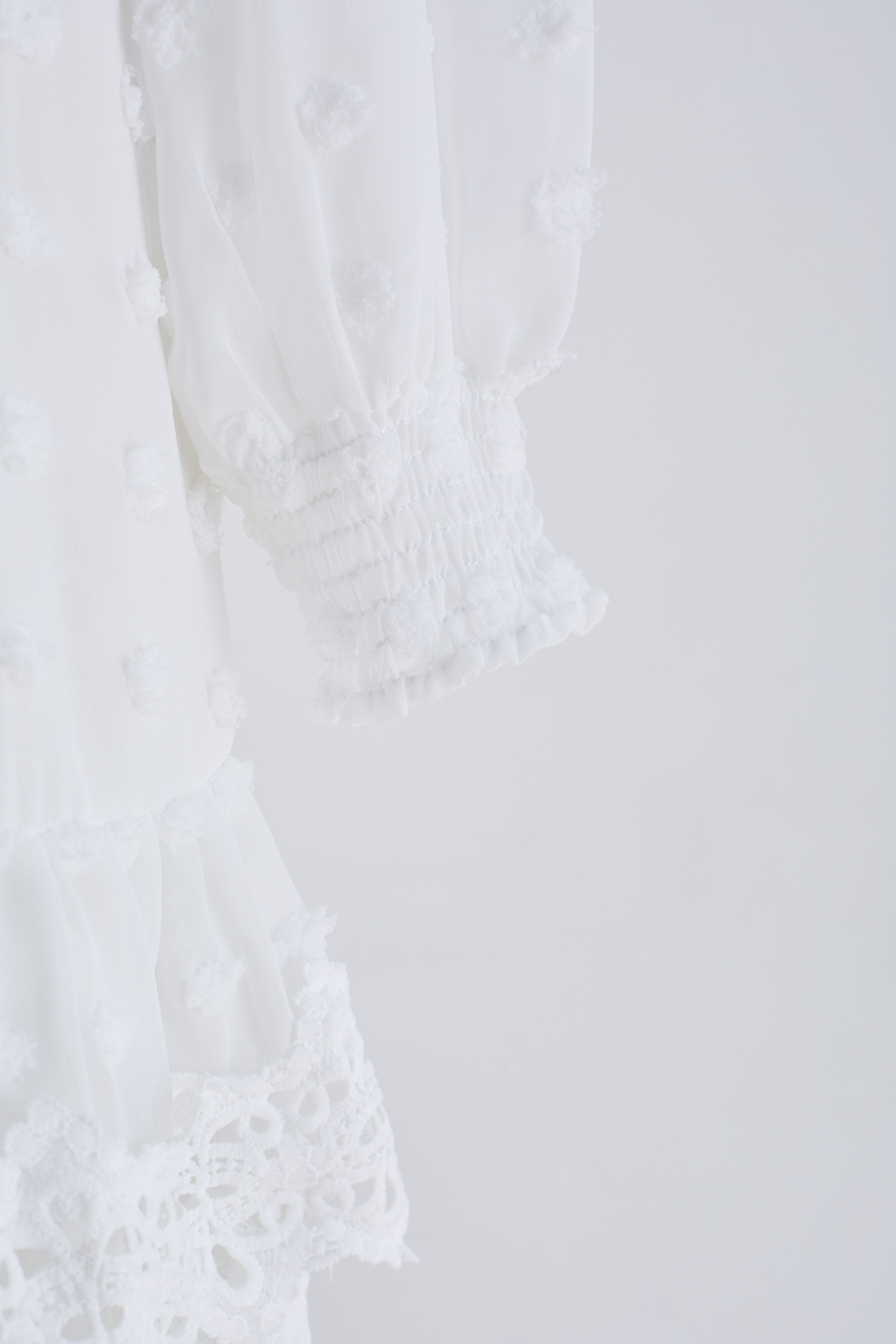 Cotton Candy – Durchsichtiges Midikleid mit Häkelkante in Weiß