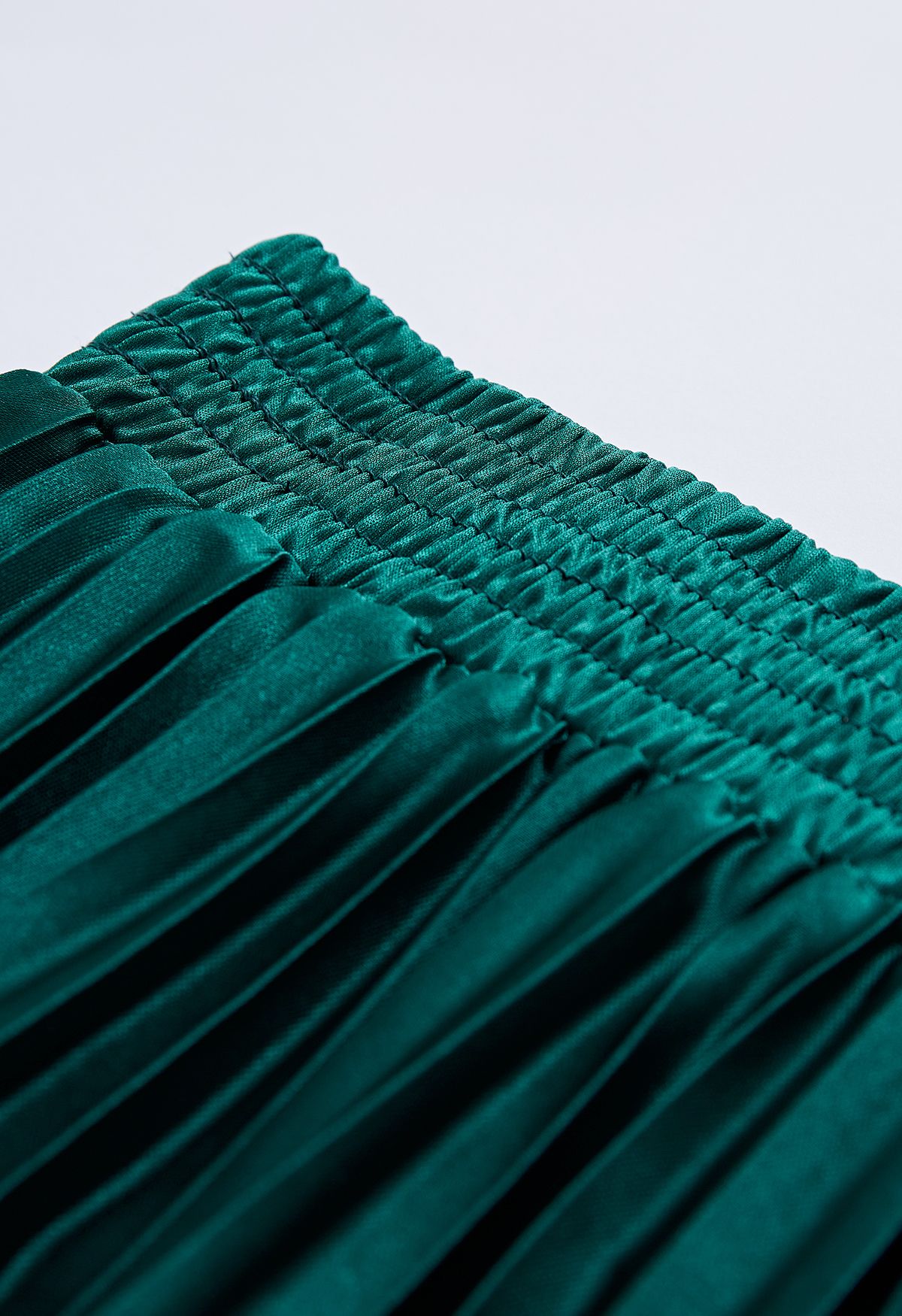 Glänzender, plissierter Maxirock in Smaragd
