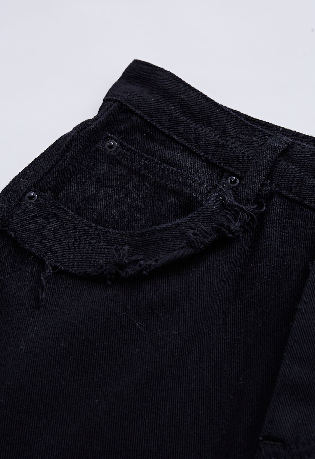 Klassische Flare-Jeans mit ausgefransten Taschen in Schwarz