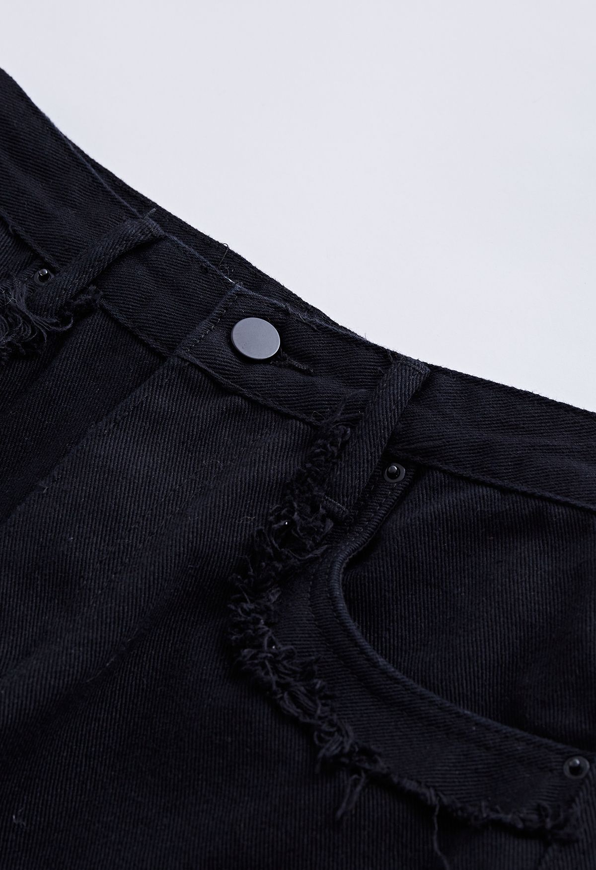 Klassische Flare-Jeans mit ausgefransten Taschen in Schwarz