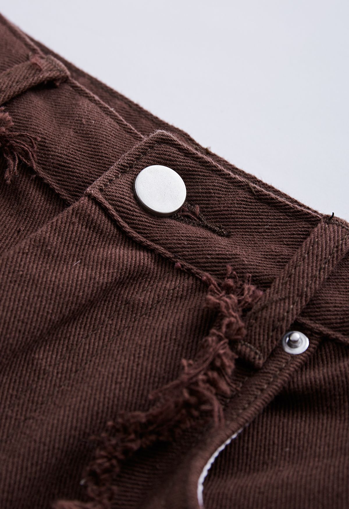 Klassische Flare-Jeans mit ausgefransten Taschen in Braun