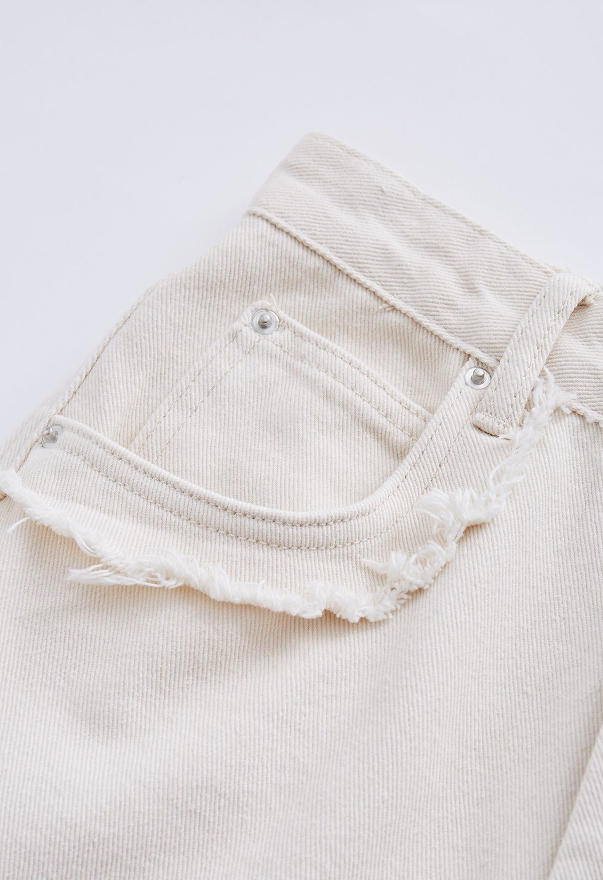 Klassische Flare-Jeans mit ausgefransten Taschen in Elfenbein