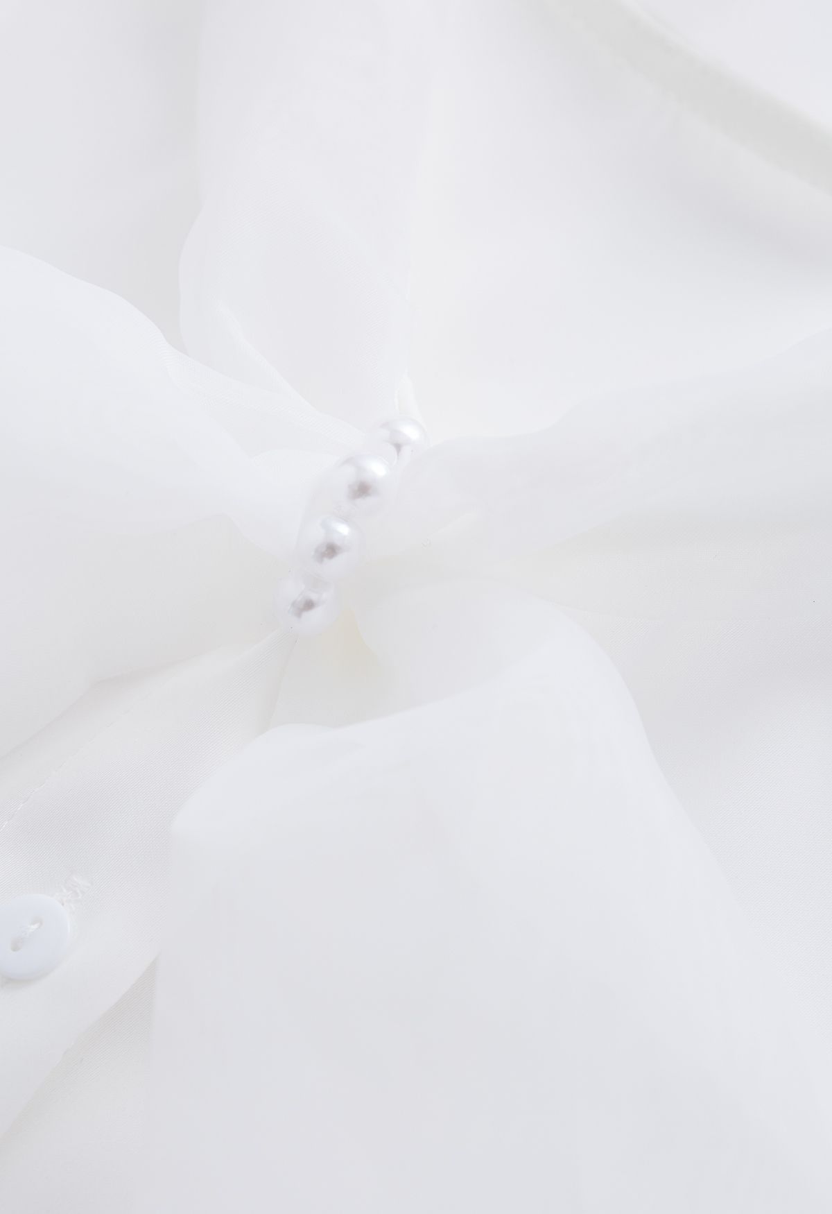 Satin-Finish-Perlenknoten-Hemd in Weiß