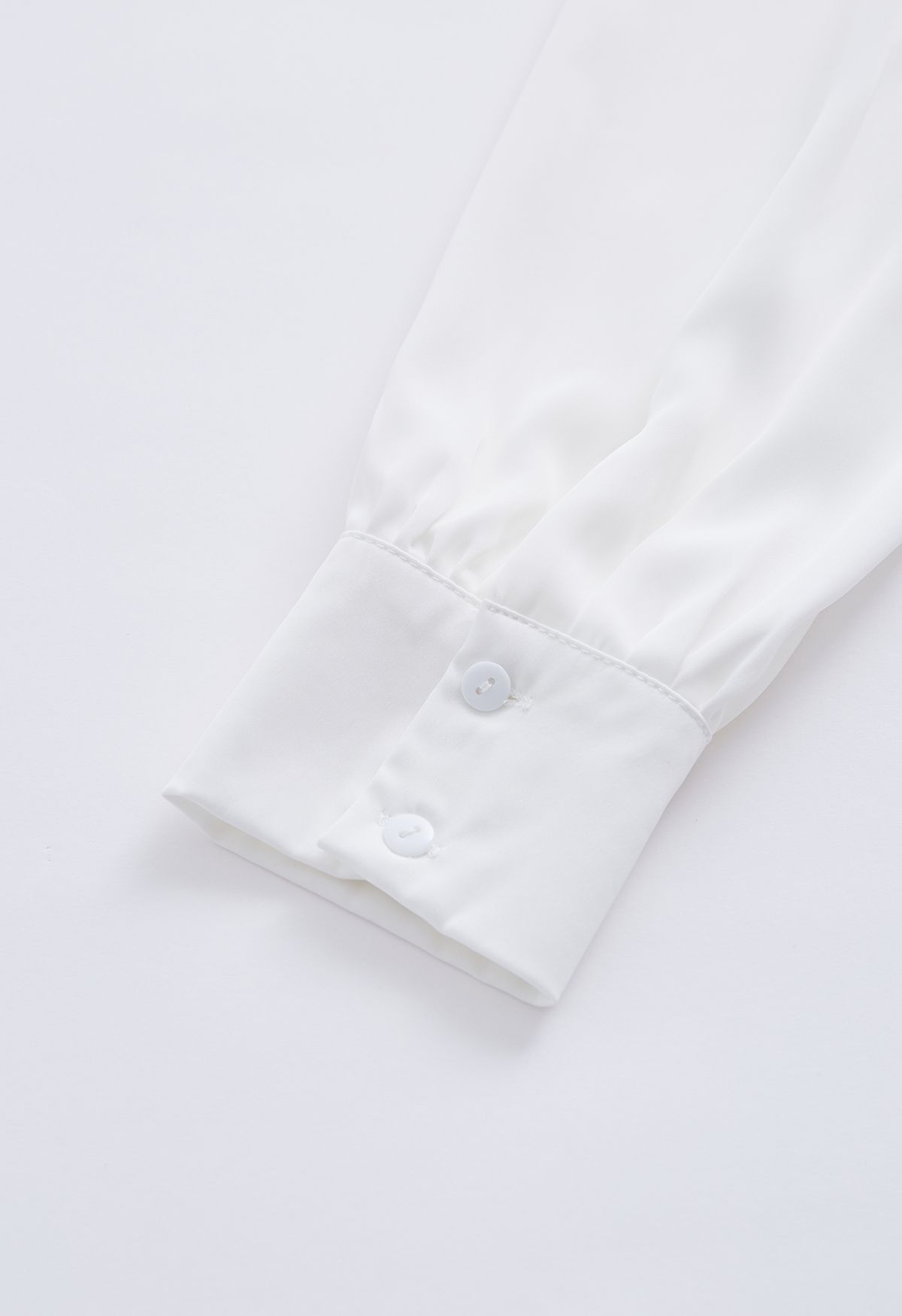 Satin-Finish-Perlenknoten-Hemd in Weiß