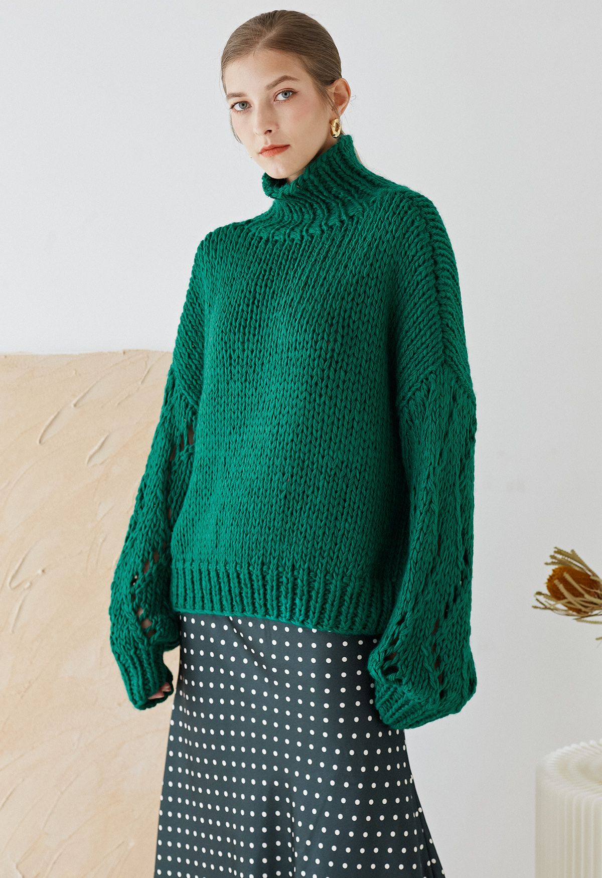 Handgestrickter Pullover mit Pointelle-Ärmeln und Stehkragen in Grün