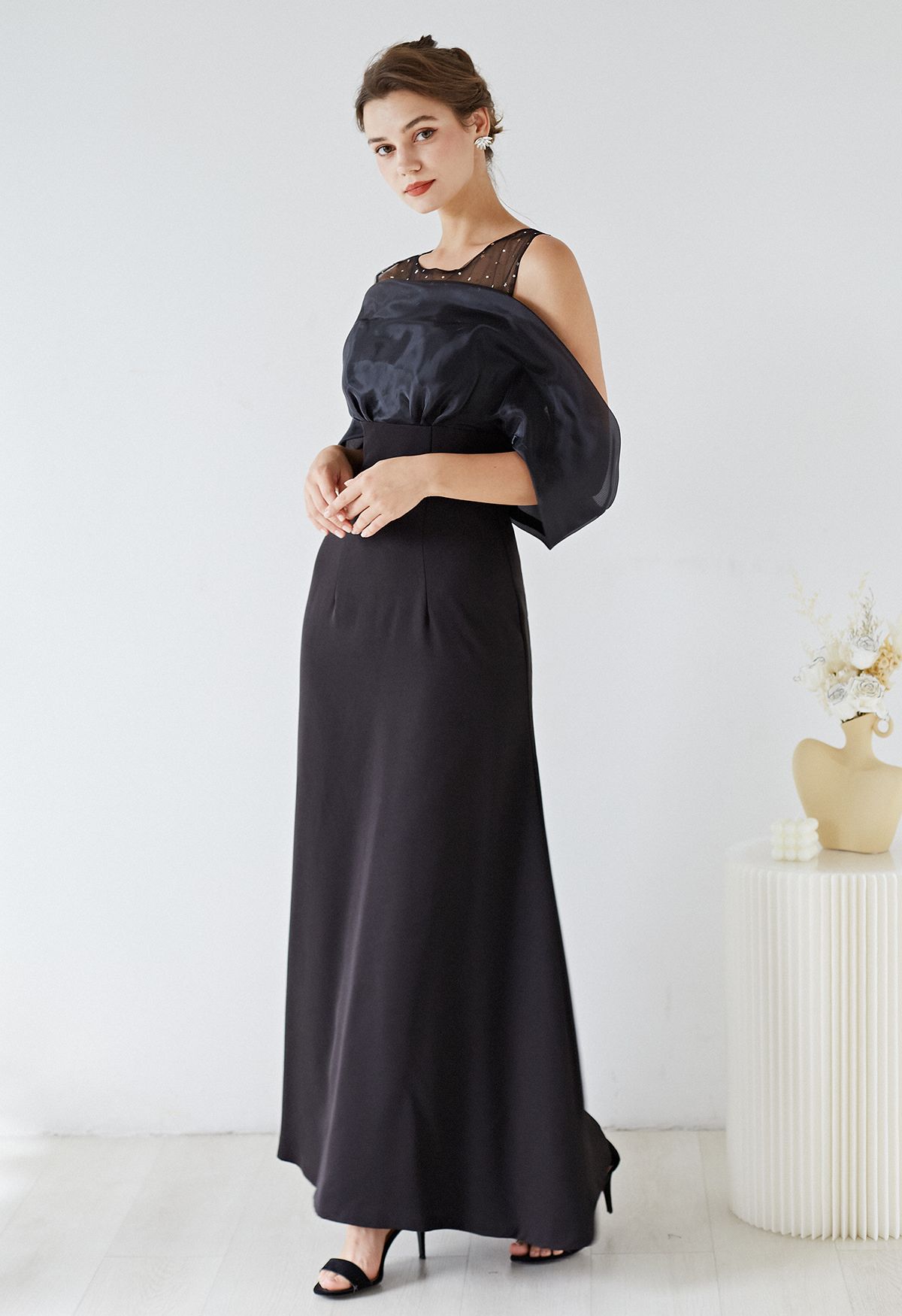 Schulterfreies Kleid aus gespleißtem Organza in Schwarz