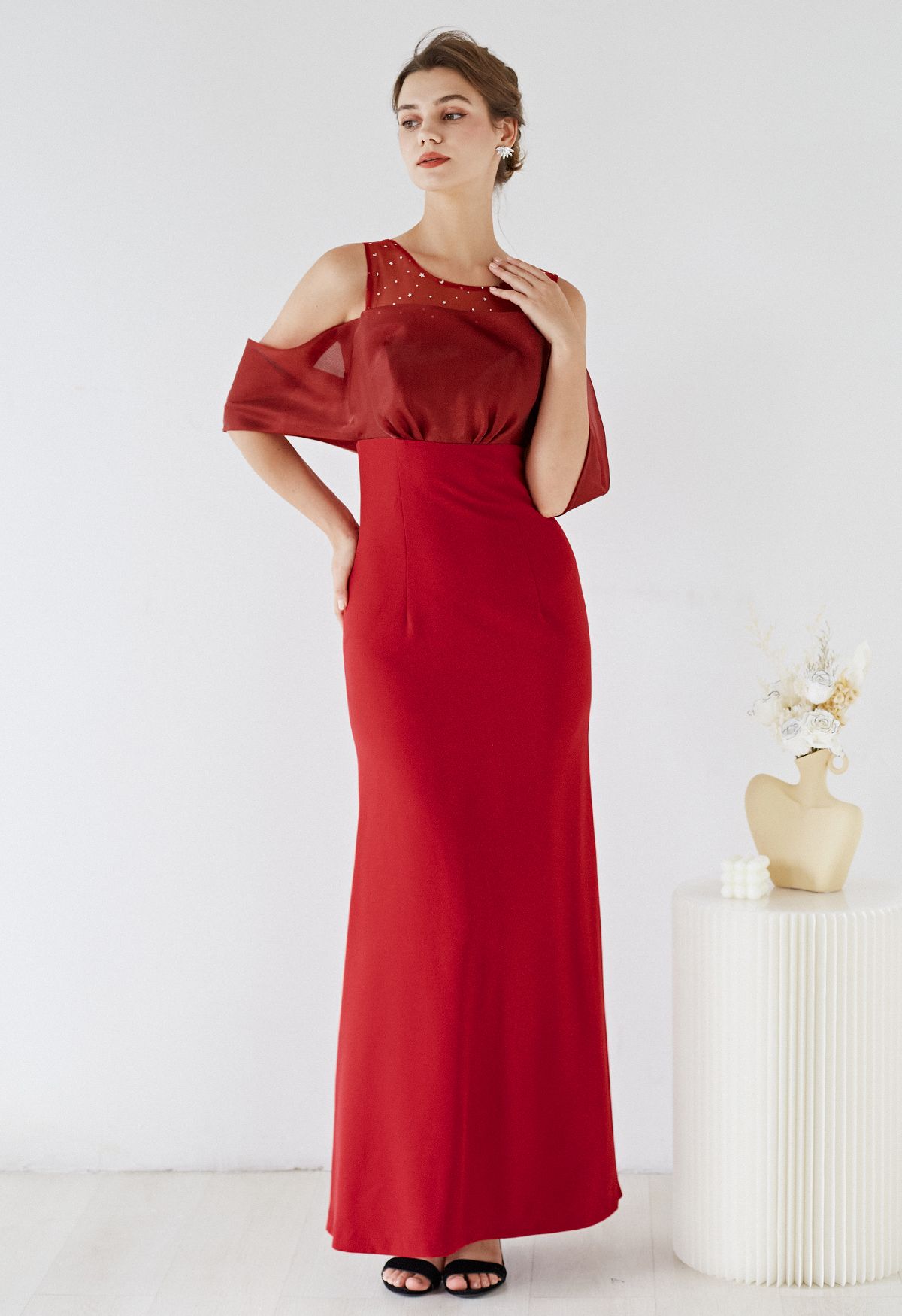 Schulterfreies Kleid aus gespleißtem Organza in Rot