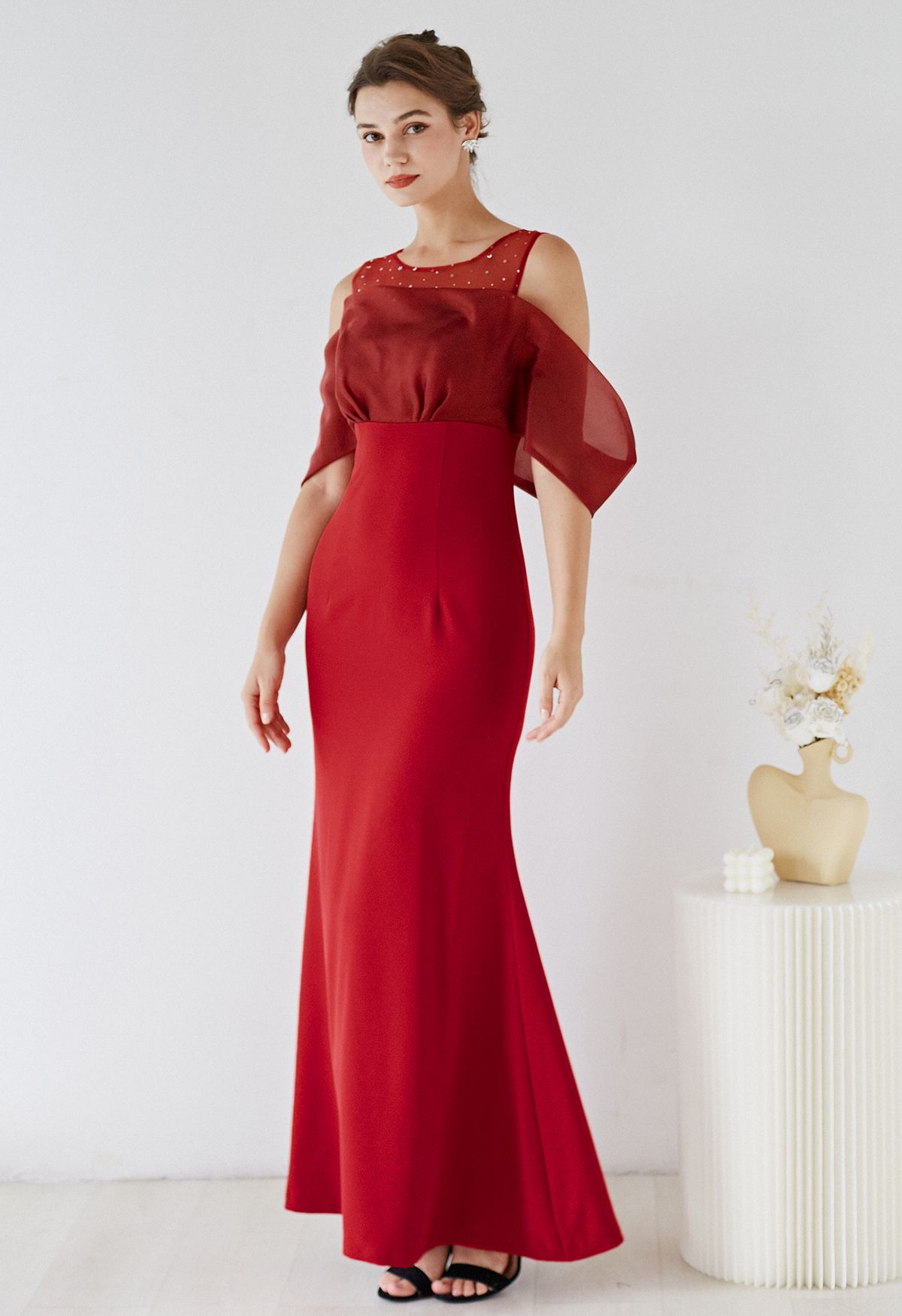 Schulterfreies Kleid aus gespleißtem Organza in Rot