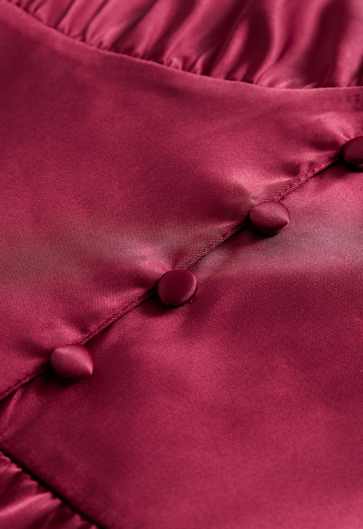 Satin-Midikleid mit Puffärmeln und Knöpfen in Burgund