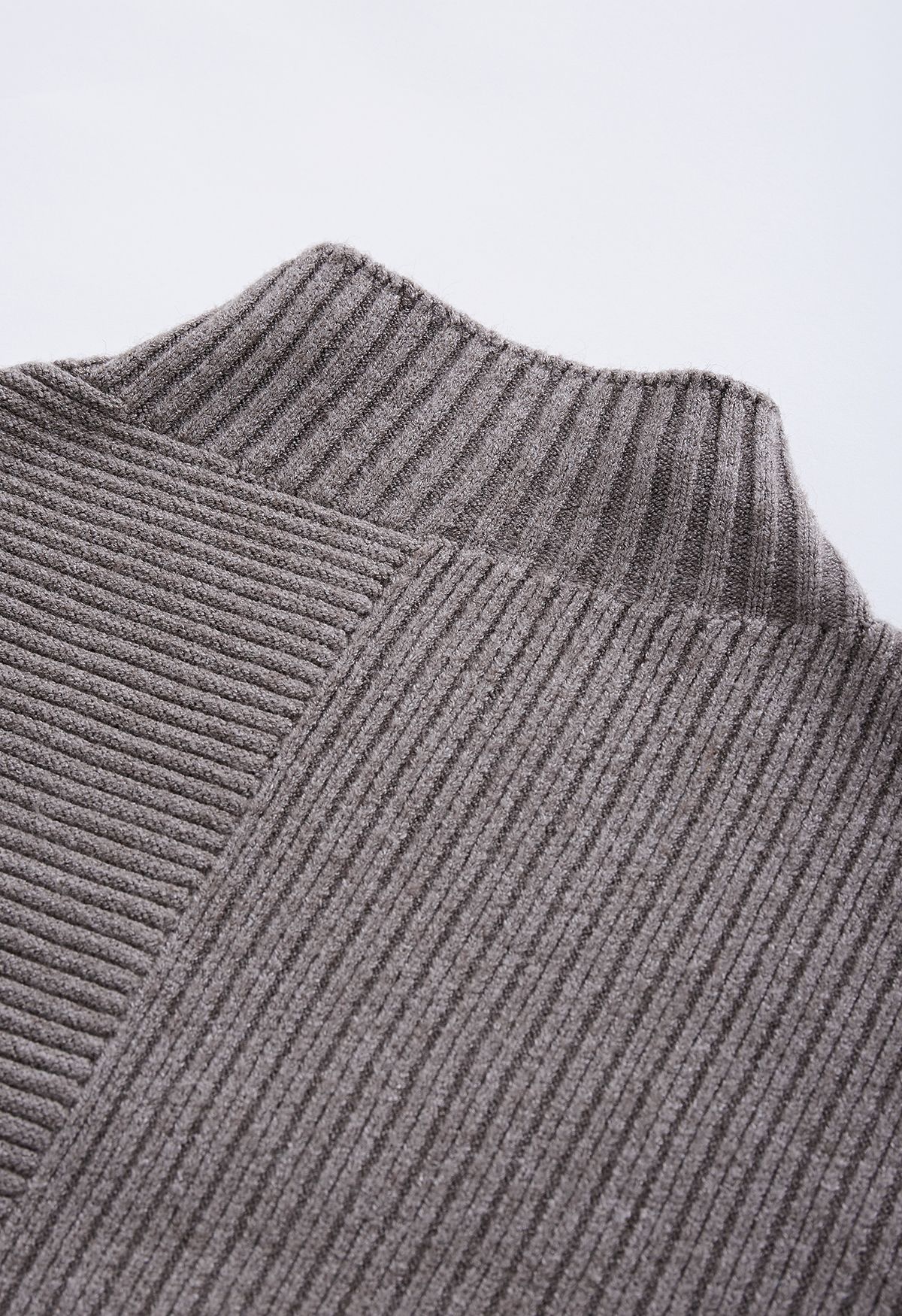 Asymmetrischer Pullover mit Fledermausärmeln und Strickhose in Grau