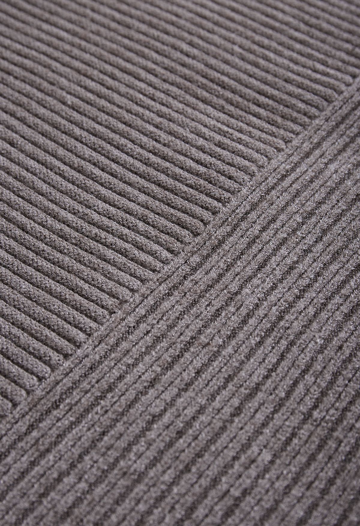 Asymmetrischer Pullover mit Fledermausärmeln und Strickhose in Grau