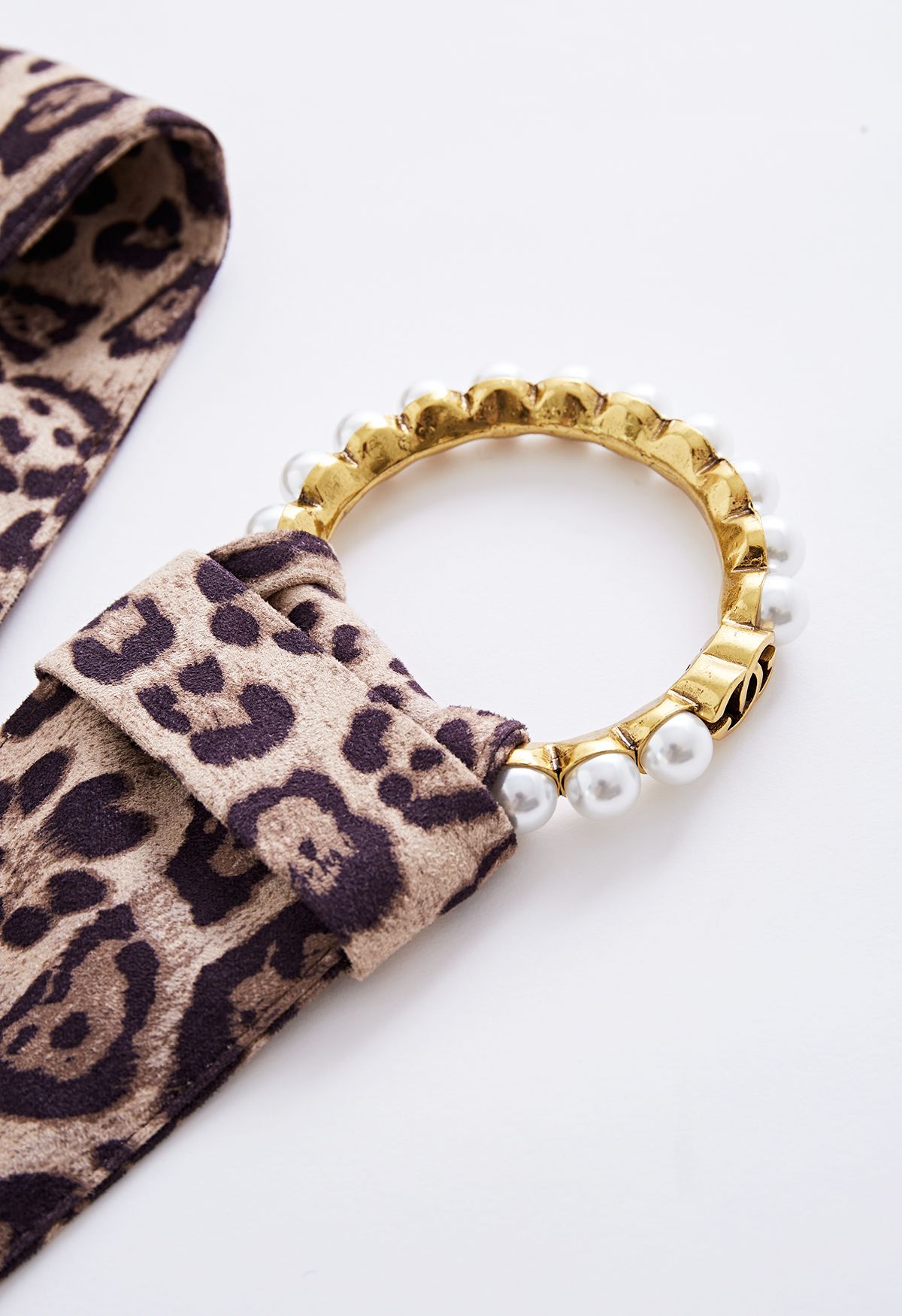 Samtgürtel mit Perlenbesatz und O-Ring in Leopard