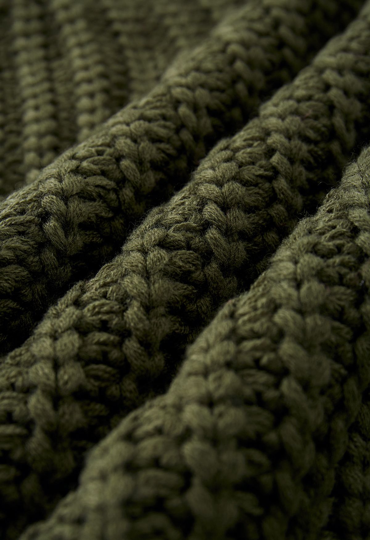 Grobstrickpullover mit Stehkragen in Armeegrün