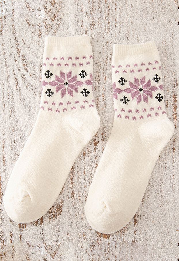 Weiße Crew-Socken mit Schneeflockenmuster
