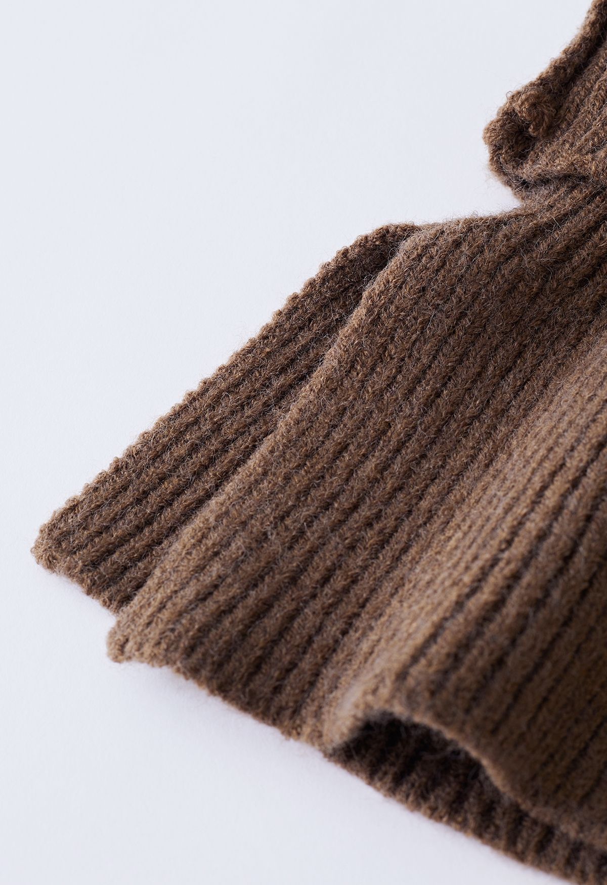 Gestreifter Strickpullover mit abnehmbarem Schal in Braun