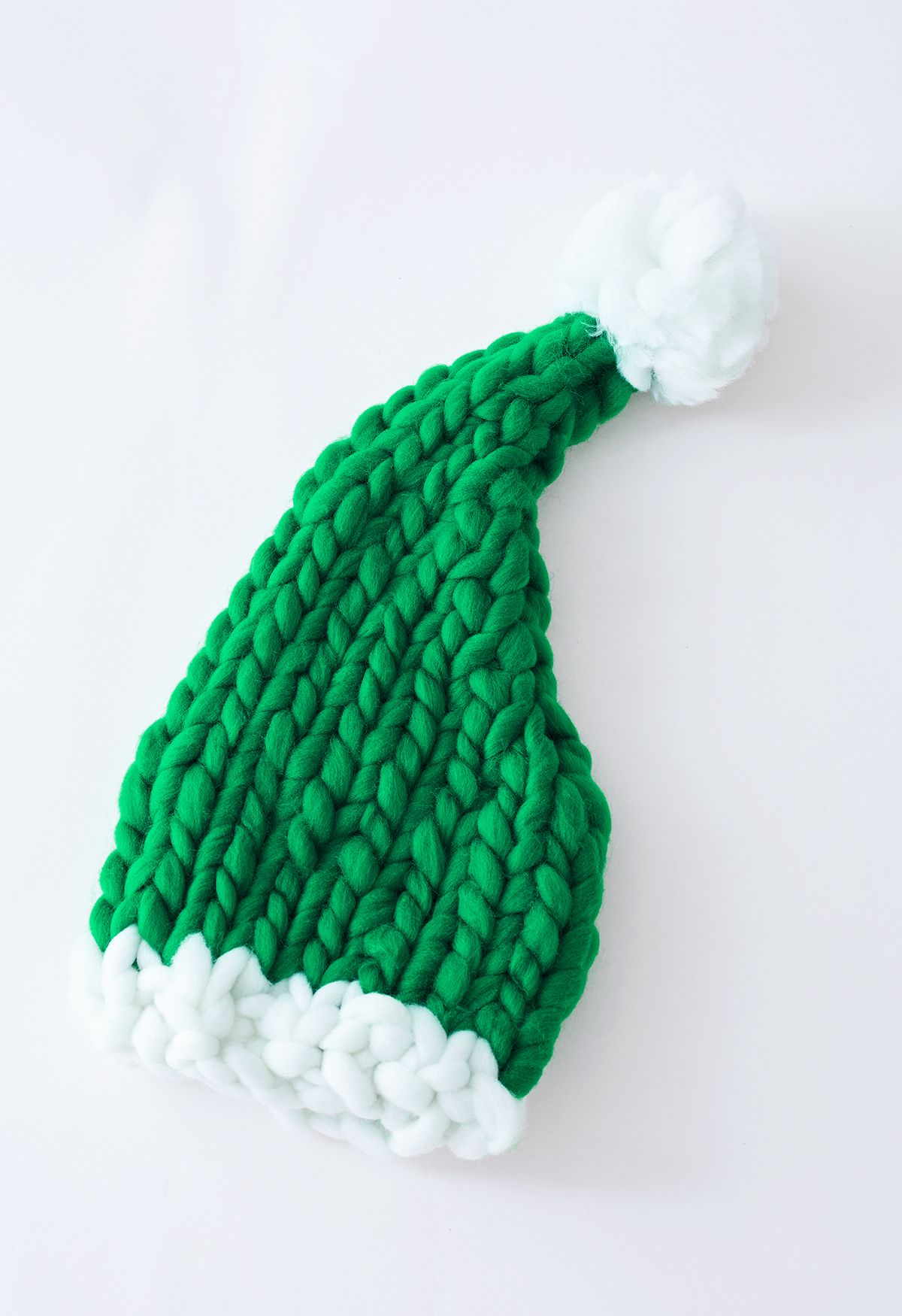 Geflochtene handgestrickte Pom-Pom-Weihnachtsmütze in Grün