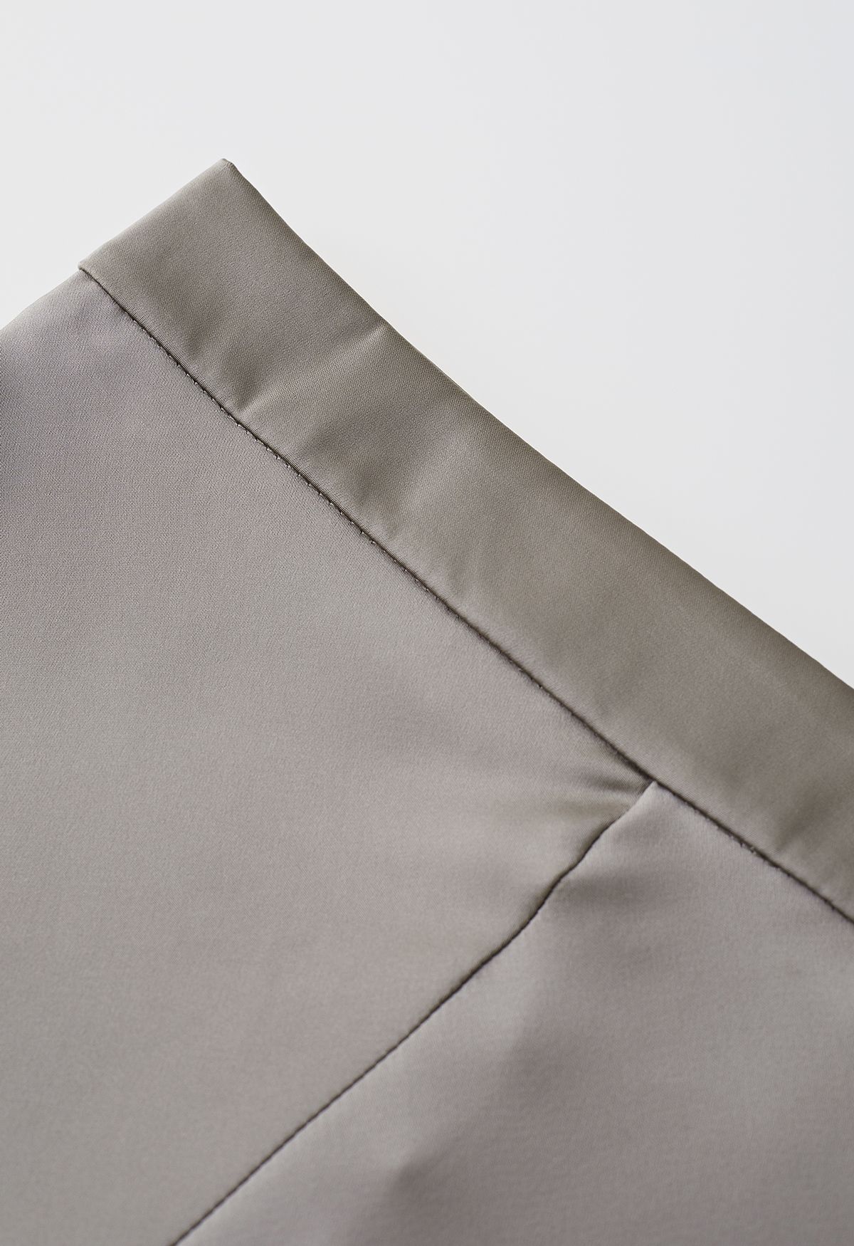 Glatter, drapierter Maxirock aus Satin mit Mittelnaht in Taupe