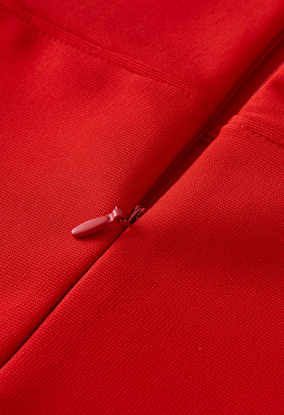Figurbetontes Cocktailkleid mit Federbesatz in Rot