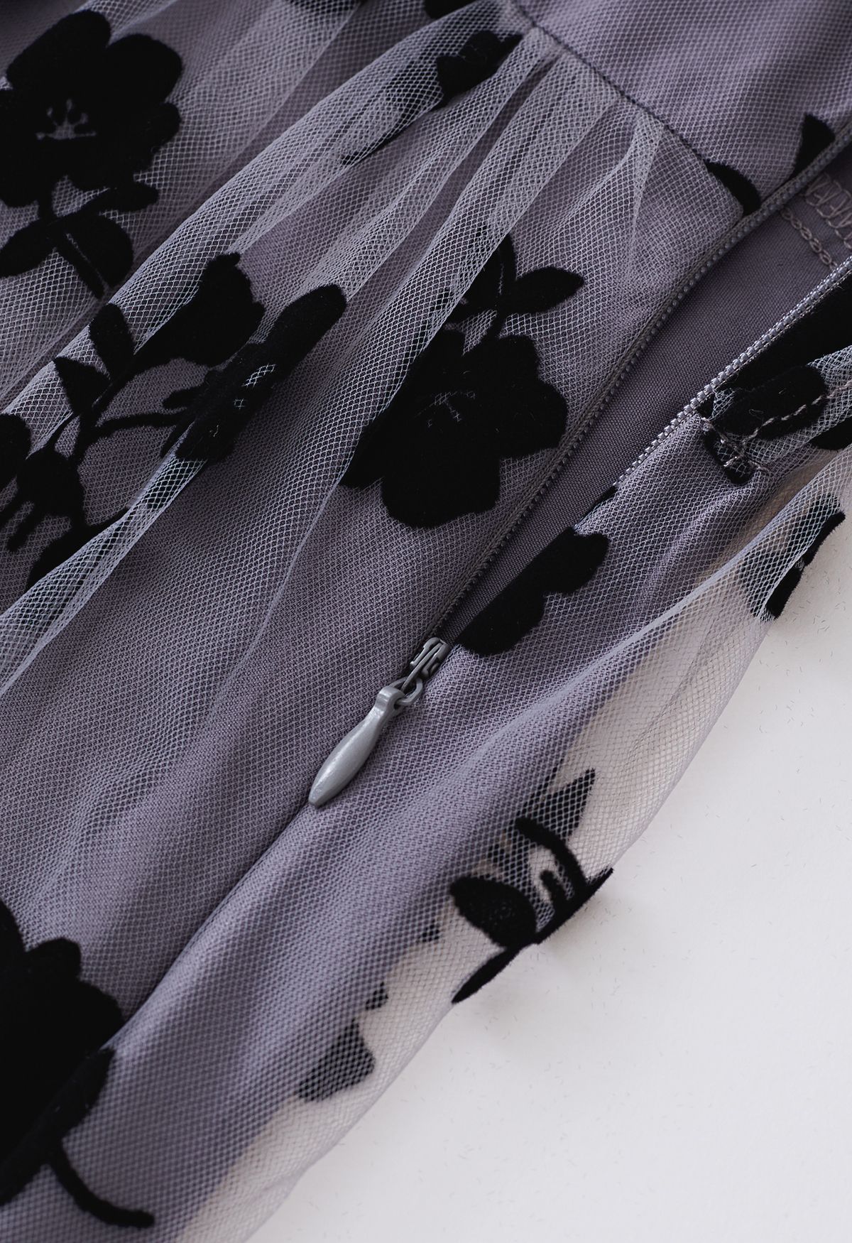 3D Posy Maxi-Wickelkleid aus Mesh in Grau